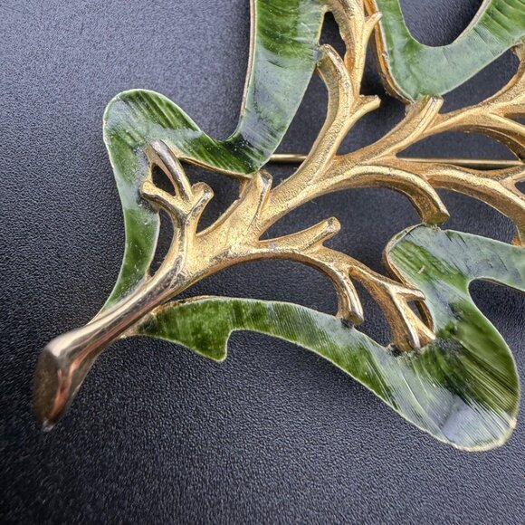 Vintage Sarah Coventry Enamel Oak Leaf Brooch Gold And Green Finish Elegant Cost - Picture 2 of 6